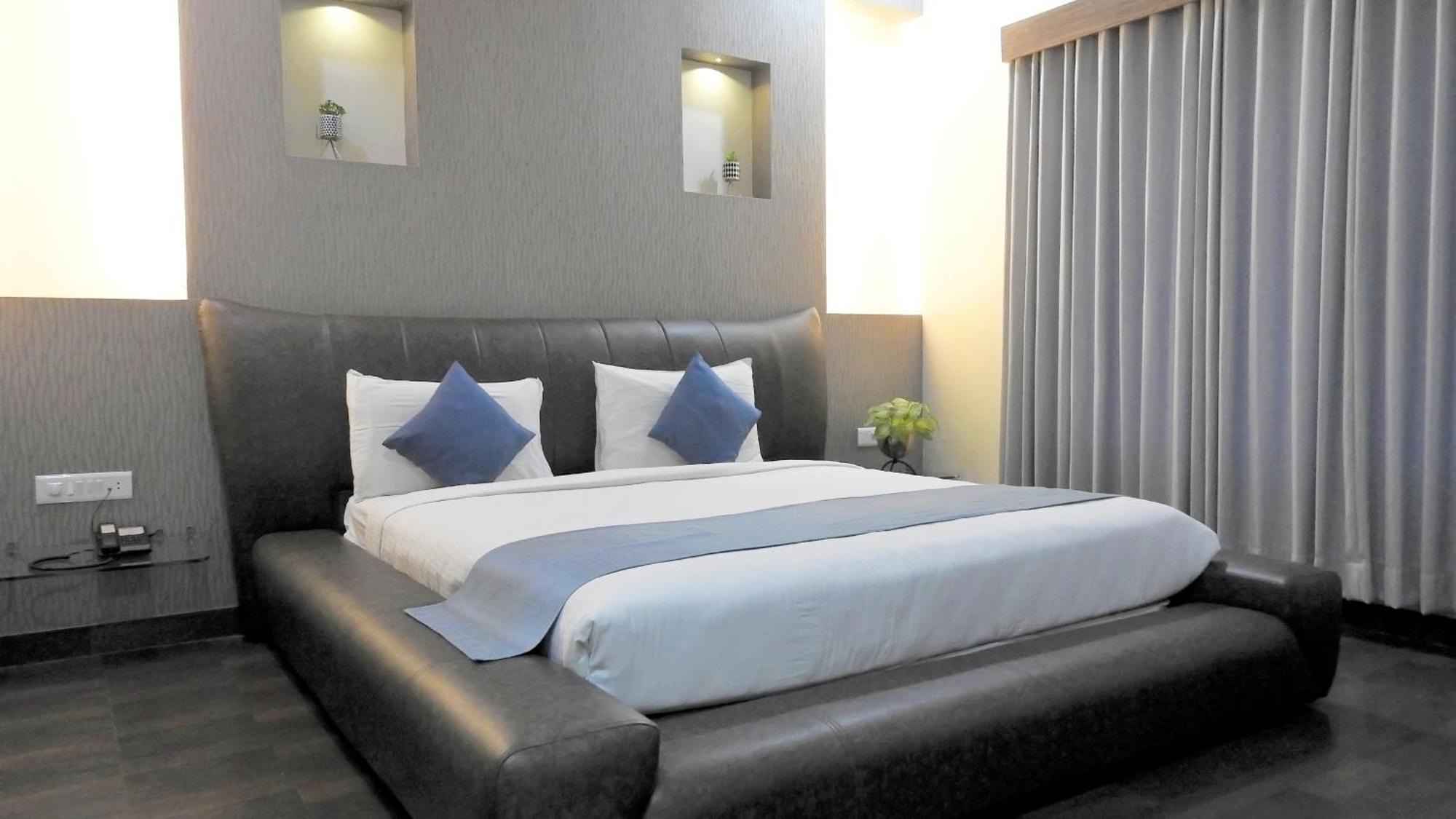 Hotel Sai Miracle Ширді Екстер'єр фото