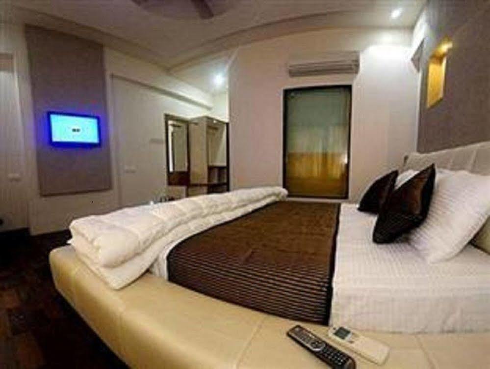 Hotel Sai Miracle Ширді Екстер'єр фото