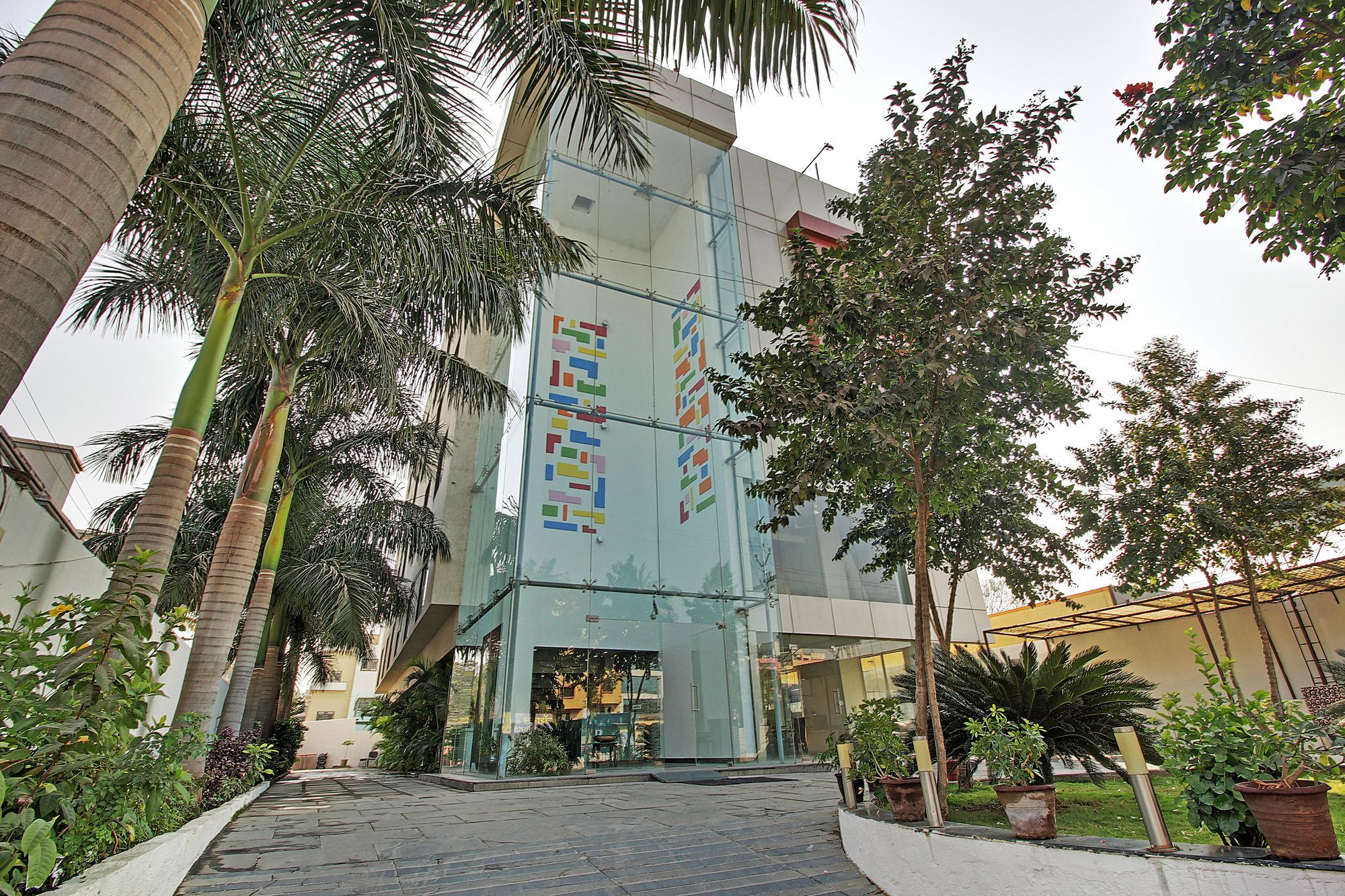 Hotel Sai Miracle Ширді Екстер'єр фото